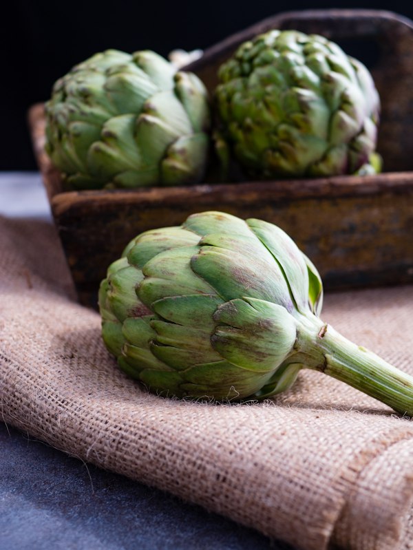 Carciofi freschi dalle foglie verdi e violette